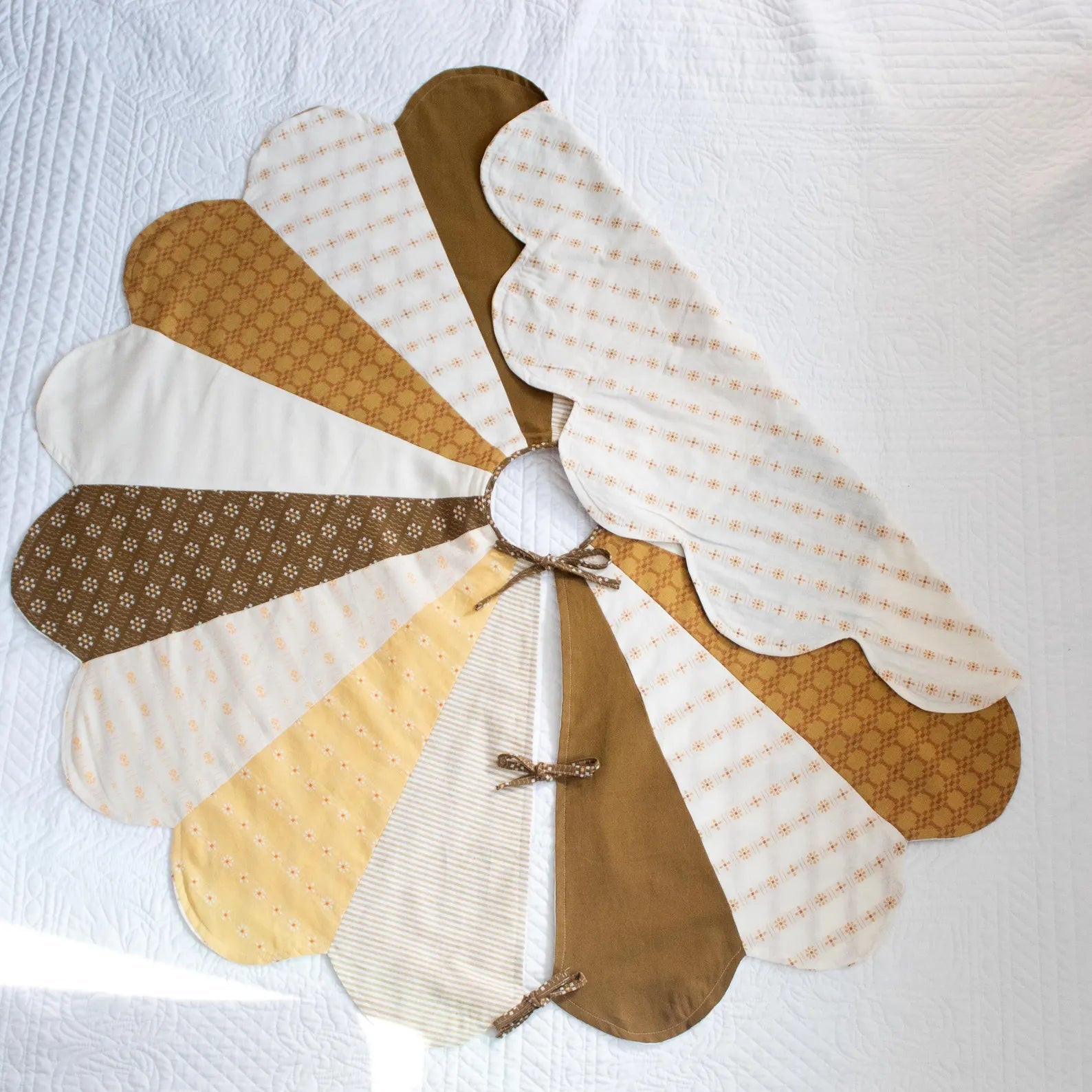 Scalloped Tree Skirt PDF Sewing Pattern - Madswick - Simplifi Fabric